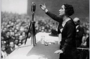 Clara Campoamor durant el seu discurs per aconseguir el vot de les dones.
